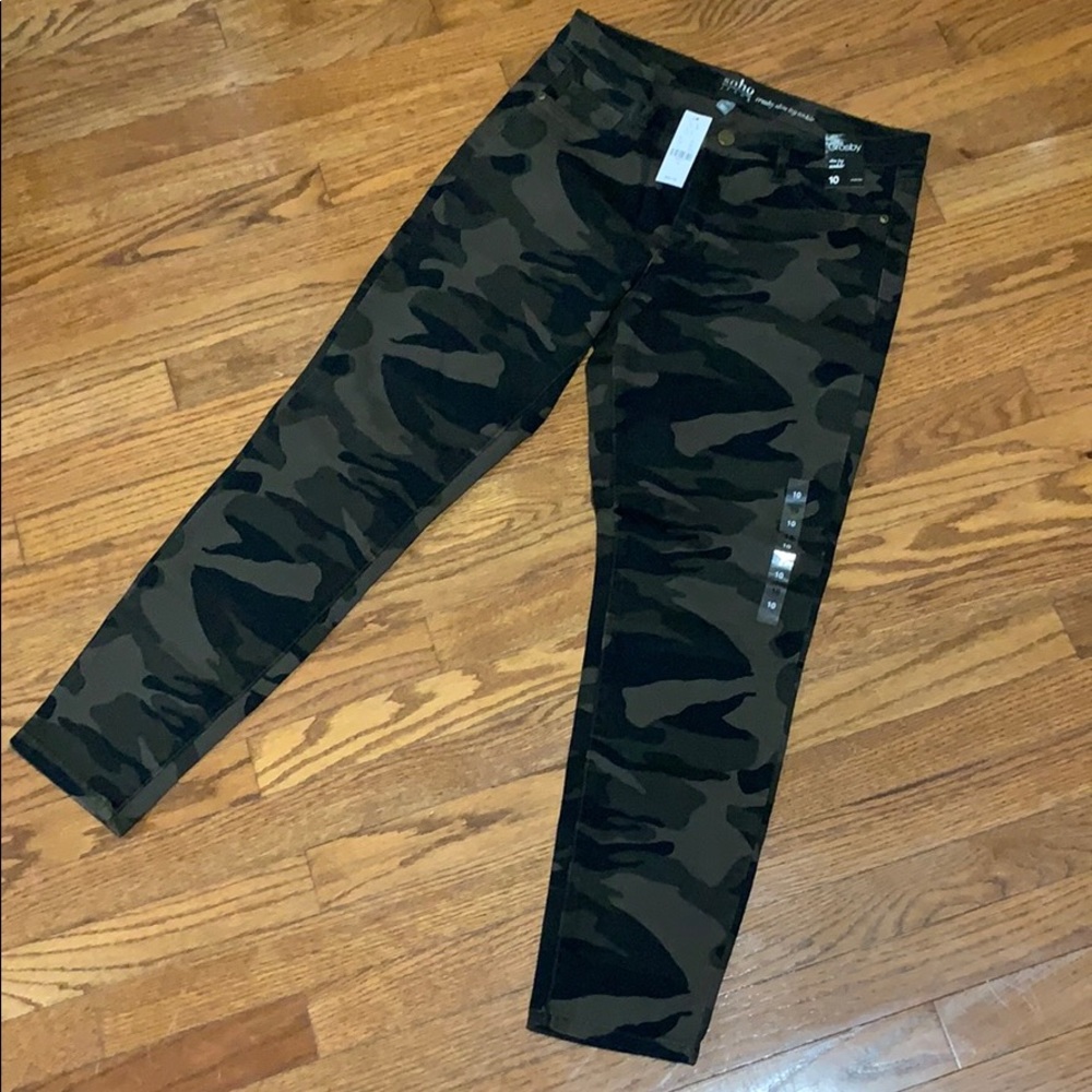NWT - NY&Co Crosby slim ankle jean in camo